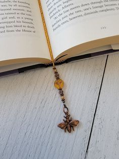 This item is not made until you order. Current processing is 2-3 weeks and takes into account the amount of orders ahead of yours.Introducing the perfect companion for all bookworms out there – a beaded bookmark with a touch of nature's elegance! This bookmark showcases a honey colored Czech glass bee bead, radiating warmth and sweetness with every turn of the page. Nestled between the beads is a sweet tiny copper plated bee bead as well! Adorned with copper plated queen bee and honeycomb charms Diy Bookmarks With Beads, Diy Bookmark With Charm, Diy Bookmarks Beads, Diy Beaded Bookmarks, Beaded Bookmarks Diy Tutorials, Bee Jewelry Diy, Beaded Bookmarks Diy, Bookish Party, Duck Bookmark