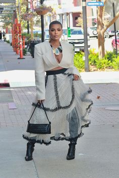 Sassy Outfits, Sassy Outfit, Natural Black Women, Barbra Streisand, Women Street, Cropped Blazer, Casual Chic Outfit, Chic Outfit, Street Style Women