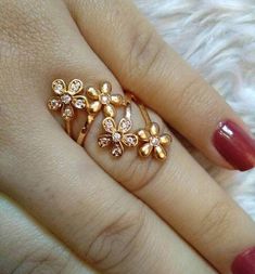 Gold Finger Rings, Gold Jewelry Simple Necklace, Gold Mangalsutra Designs, Gold Chain Design, Gold Necklace Indian Bridal Jewelry, Gold Bridal Jewellery Sets, Gold Jewelry Stores, Gold Wedding Jewelry, Gold Bride Jewelry