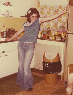 The 1970s were a party, full of exploration without explanation. They were all about discovery.   The 1970s were colorful and innovative. Th... 70s Real Photos, Real Pictures From The 70s, Real Photos From The 70s, Real 60s Photos, Real 70s Photos, Kitchen Queen, Dancing In The Kitchen