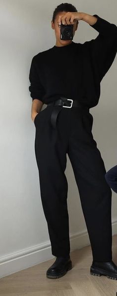 All Black Masculine Outfit Women, Masculine Outfits Black Women, Masculine Winter Outfits For Women, Gay Work Outfits, Androgynous Office Wear, Androgynous Work Outfit, Architect Style Outfits, Black Outfit Woman, Masculine Women Aesthetic