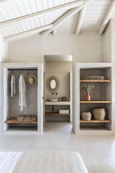 Wardrobe design for a perfect minimalist style bedroom Open Closet, House Inspo, House Inspiration, Summer House, White Walls, Bathroom Interior, Bedroom Interior