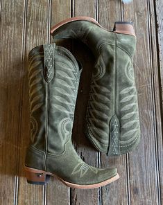 Casual Western Outfits For Women, Blossom Boots, Green Cowboy Boots, Cowhide Boots, Cowboy Chic, Lane Boots, Cowgirl Boot, Country Boots, Squash Blossom