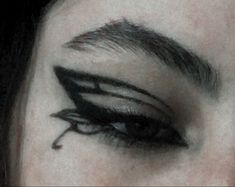 Artsy Eyeliner Black, Butterflies Eyeliner, Black Eye Pencil Make Up, Black Liquid Eyeliner Looks, Black Graphic Liner Ideas, Butterfly Graphic Liner, Black Butterfly Makeup, Cool Black Eyeliner Looks, Eyeliner And Eyeshadow Looks