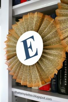 a book award with the letter e on it in front of some bookshelves