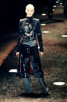 Alexander Mqueen - the doomed Russian Romanov children Vintage Mcqueen, Mcqueen 90s, Alexander Mcqueen 90s, Mcqueen 1998, Lee Mcqueen, Mcqueen Runway, Mcqueen 3, Alexander Mcqueen Savage Beauty, Interesting Outfits