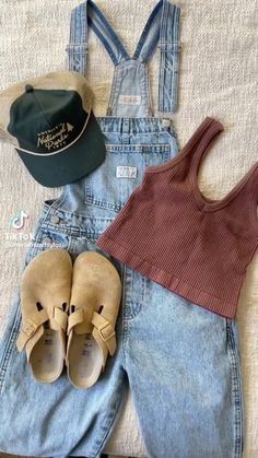 Western Hiking Outfits, Outfit Layed Out, Nature Tone Outfits, Light And Airy Outfits, Hiking Utah Outfit, Bluegrass Aesthetic Outfit, Beachy Vintage Aesthetic Outfits, Granola Western Aesthetic, Coastal Grunge Outfits