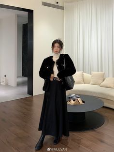 Long Black Skirt With Loafers, Long Black Skirt Outfit Winter Korean, Black Long Skirt Outfit Korean, Old Money Long Skirt, Long Black Skirt Outfit Fall, Modest Old Money Outfits, Korean Modest Fashion, All Black Outfit Casual, Long Black Skirt Outfit