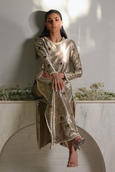 Elegantly crafted from a metallic slate coloured tissue, a hand embellished column shirt is adorned with appliquéd velvet roses and features a keyhole neckline. Accented with beaded borders, the shirt is paired with a matching rawsilk shalwar.  Model Height is 5'10 shirt length is 56" Velvet Kaftan, Sania Maskatiya, Embroidery Fashion Detail, Suits Design, Embroidery Suits Design, Keyhole Neckline, Embroidery Designs Fashion, Pakistani Dress Design, Embroidery Suits