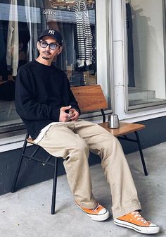 Normcore Men, Mens Outfits Casual Street Style, Asian Street Fashion Men, Mens Business Casual Outfits, Clean Fashion, Mens Photoshoot Poses, Denim Workwear, Minimal Outfit