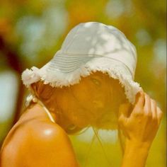 Nwt Bucket Hat Made Of 100% Cotton. Wide Brim With Contrast Topstitching And Frayed Trim. Tonal Interior Lining. Size: Small Color: White Contrast Topstitching, Denim Bucket Hat, Zara White, Hat Making, Wide Brimmed, White Denim, Bucket Hat, Color White, Blue And White