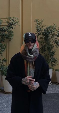 Winter Scarf Outfit Men, Hat Streetwear Outfit, Scarf Street Style, Winter Scarf Outfit, Scarf Outfit Men, Mens Scarf Fashion, Layered Outfit, Streetwear Hats, Streetwear Ideas