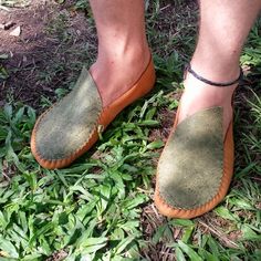 Minimalistic Shoes, Leather Moccasins Diy, Earthing Shoes, Winter Moccasins, Diy Moccasins, Earthing Grounding, Earth Shoes, Walking Barefoot, Minimalist Shoes