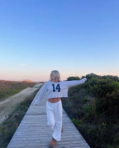 Cofc Sweater At The Beach, Cape Cod Outfit Aesthetic, Comfy Beach Pictures, Costal Girl Outfit, Sweatshirt Beach Pictures, Cape Cod Pictures Ideas, Cape Cod Instagram Pics, California Girl Outfits, Cornwall Outfit Ideas