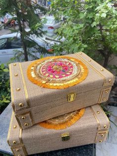 Wedding Trunk Ideas, Wedding Gifts Packaging Indian, Sweet Box Design Indian, Potli Bag Pattern, Crochet Potli Bag, Bridal Gift Box, Diwali Gift Hampers