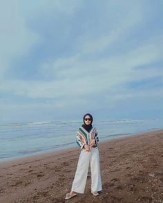 Ootd Hijab Pantai, Ootd Poses, Hijab Simple, Beach Ootd, Hijab Look, Hijab Trends