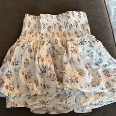 Never Worn. Adorable Skirt Size Xs White Skirt With Elastic Waistband For Day Out, Cute White Skirted Bottoms, Casual Short Mini Skirt With Floral Print, Cute White Mini Bottoms, Cute High Waist White Skirt, Cute White Mini Skort, Cute White Mini Length Bottoms, Cute White Pleated Mini Skirt, Cute High-waisted White Skirt