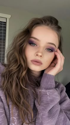 Casual Purple Eyeshadow, Purple Eyeshadow Blue Eyes, Purple Bridesmaid Makeup, Make Up Purple Eyes, Simple Purple Eyeshadow Looks, Violet Makeup Look, Smokey Purple Eye Makeup, Beautiful Purple Aesthetic, Makeup Looks Brown Eyes