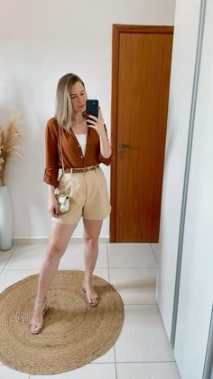 Beige Shorts Outfits Women, Outfit Short Beige, Beige Shorts Outfit, Short Cafe, Looks Com Short, Europe Outfits, Beige Outfit, Fashion Fail