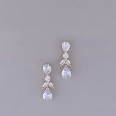 New In Box Bridal Earring Set! Gold With Swarovski Cz Description From Shop: Our Gorgeous Aura Earrings With Amazing Swarovski Crystals Arrangement. The Design Is Made Up Of Tear Drop And Leaf Shape Crystals To Make Every Look Stand Out. They Are Perfect For A Simple But Glamorous Look. The Earrings Can Be Styled With Most Of Our Wedding Headpieces And Bridal Tiaras And Crowns. * Handcrafted Unique Design * Highest Quality & Finest Materials * Brilliant Swarovski Crystals * Cubic Zirconia * Rhod Wedding Earrings For Updo, Bridesmaid Jewelry Ideas Silver, Wedding Earrings Bride, Bride Stuff, Blue Earrings Wedding, Turquoise Statement Earrings, Bridal Drop Earrings, Long Bridal Earrings, Wedding Earrings Studs