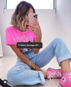 Pink Tshirt Outfit Jeans, Style A T Shirt Outfit, Hot Pink Tshirt Outfits, Vibrant Outfits Street Styles, Colorful Casual Outfits, Pop Of Color Outfits, Pink Tshirt Outfit, Casual Tshirt Outfit, Love Mood