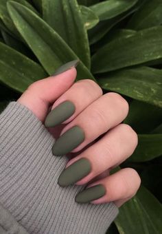 Oval Nail Fall 22 Ideas: Embrace the Latest Nail Trends - women-club.online Nail Art Vert, Matte Almond Nails, Matte Green Nails, Olive Nails, Emerald Nails, Green Acrylic Nails, Dark Green Nails, Latest Nail Trends, Plaid Nails