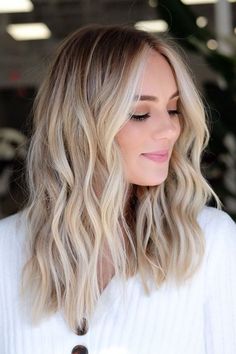 Blonde Hair With Roots, Tan Skin Blonde Hair, Summer Blonde Hair, Dark Roots Blonde Hair, Blonde Hair Inspiration, Blonde Hair Shades, Balayage Hair Blonde, Blonde Hair Looks