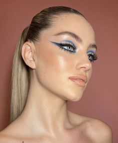 Goddess Makeup, Face Art Makeup, Hair And Makeup Tips, Evening Makeup, Mermaid Makeup, Creative Makeup Looks, Spring Makeup, Eyeliner Looks, Blue Eyeshadow