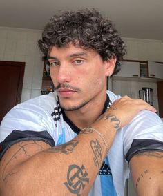 Old Money Hair Curly, Mixed Men Curly Hair, Mid Curly Hair Men, Men’s Eyebrows, Short Curly Mens Haircut, Layered Curly Hair Men, Medium Curly Haircuts Men, Curly Fringe Men, Haircuts For Men With Curly Hair