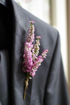 a boutonniere with flowers attached to the lapel of a suit jacket