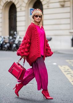 O colorido dos anos 70 invade o inverno de 2020 | Inspire 4 What? Mode Monochrome, Mode Prints, Monochromatic Fashion, Accessories Classic, Monochromatic Outfit, Viva Magenta, Fashion Leggings, Fashion Blogger Style, Boutique Style