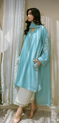 Pocket Kurti Design, Kurti With Pocket, Design Kurti, Outfits Indian, Winter Top, Embroidered Pocket, Gaun Fashion, Casual Indian Fashion, Beautiful Pakistani Dresses