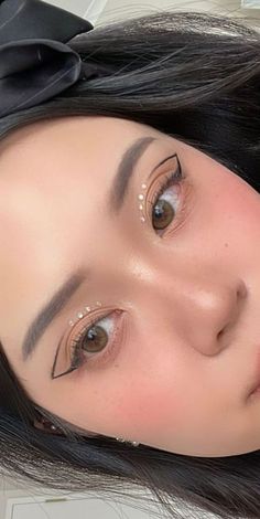 Simple Graphic Eyeliner, Make Up Birthday, Cute Eye Makeup, Graphic Makeup, Rave Makeup, Ethereal Makeup, Pinterest Makeup, Dope Makeup, Makeup Eye Looks