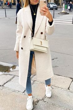 Mode femme automne/hiver avec un jean droitun top noir col montant et un long manteau blanc écru White Coat Outfit, Mantel Outfit, Winter Coat Outfits, Search Engine Marketing Sem, Looks Jeans, Look Plus Size, Professional Outfits Women, Cold Outfits, Shopify Website