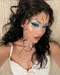 makeup inspired / ideas . @/stenss on instagram . mermaid / wet beach look . blue coral makeup look idea . multi-color wheel boat ! 🩵 Ethereal Makeup, Fairy Makeup, Mermaid Makeup, Cute Makeup Looks, Creative Makeup Looks, Halloween Makeup Looks, Blue Eyeshadow