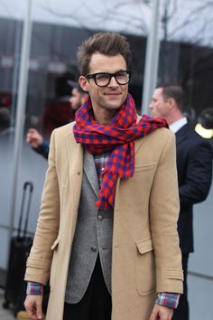 Coat, blazer, scarf. Love it Work Wear Men, Brad Goreski, Red Plaid Scarf, Winter Work Wear, Outfits Hombre, Winter Outfits Men, Wearing Glasses