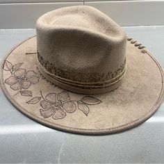 A Beautiful Faux Felt Hat With Hand Drawn Floral Designs Burned Into The Brim Line Etching On Top. Bullet And Feather Detail Wrapped With Twine Around The Base. Size Medium. Brand New Never Worn Custom Burned Hats, Line Etching, Stripped Beanie, Burned Hats, Patchwork Bucket Hat, Hat Painting, Womens Fedora Hat, 90s Hippie, Ralph Lauren Hats