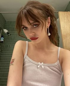 Red Lipstick, French Girl, Pretty Makeup, Maquillaje De Ojos, Hair Looks, Makeup Inspiration, Pretty Woman, Beauty Skin, Hair Inspo