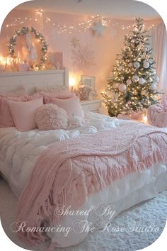 Room Christmas Lights Ideas, Cozy Room Christmas, Girly Christmas Bedroom Decor, Pink Xmas Bedroom, Pink Christmas Decor Ideas For Bedroom, Pink Christmas Apartment, Pink Room Christmas Decor, Pinkmas Room Decor, Christmas Room Decor Ideas Pink