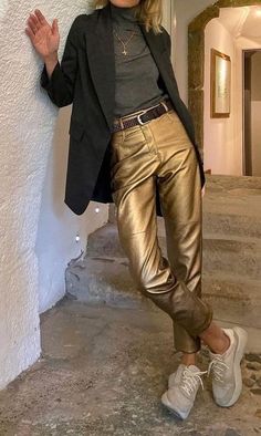 Gold Pants Outfit, Metallic Pants Outfit, Gold Pants, Metallic Pants, Gold Outfit, Metal Clothing, Winter Mode, Casual Chic Outfit, Mode Vintage