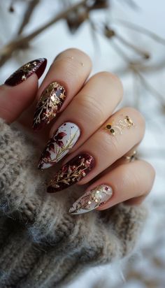 Christmas Winter Nail Designs, Holiday Nails Aesthetic, Christmas Nails Unique, Yule Nail Art, Wedding Nails Red, Christmas Theme Nails, Winter Aesthetic Nails, Christmas Naildesign, Nails Art Winter