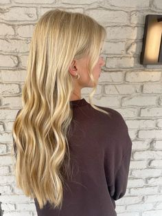 Blond With Lowlights, Blonde Honey Hair, Light Honey Blonde Hair, Utah Curls, Curled Blonde Hair, Vanilla Blonde, Hair Curled, Peekaboo Hair Colors, Blonde Hair Goals