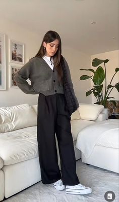 Slacks Outfit, Black Pants Outfit, Chique Outfit, Casual Work Outfits Women, Teaching Outfits, Uni Outfits, Corporate Outfits, Business Casual Outfits For Work, Casual Day Outfits