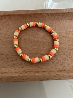 A cute sunset bracelet to let out a bright orange colour into your outfit Orange Bracelet Ideas, Orange Clay Bead Bracelets, Orange Beaded Bracelets, Bracelets Preppy, Sunset Bracelet, Bracelets Bff, Cute Sunset, Make Clay Beads, Bracelet Business