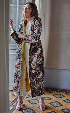 LUZ Y SOMBRA | KIMONO — Maison Alma Modern Kimono Fashion, Kimono Outfits, Winter Kimono, Modern Kimono, Kimono Outfit, Mode Kimono, Silk Coat, Kimono Coat, Kimono Wrap