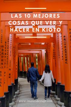 two people walking under an orange archway with the words las 10 mejores cosas que very hacer en kiyo