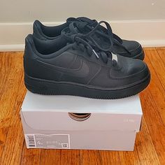 Brand New Never Worn Air Force 1 Le (Gs) Size 4y Black Airforce 1, Air Force Noir, Nike Slip On Shoes, Nike Boys Shoes, Nike Air Force 1 Black, Shoes Air Force 1, Shoes Air Force, Nike Kids Shoes, Black Air Force 1