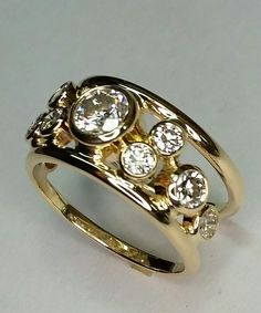 Ring QUITE MODERN LOOKING, UNIQUE & LOOKS SIMPLY STUNNING! 💞 Custom Rings Design Unique, Modern Gold Rings Unique, Resetting Diamonds Ideas, Jewels Rings, Custom Ring Designs, Modern Ring, Bling Rings