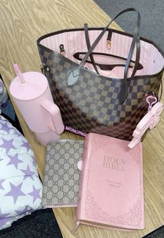 Makeup Dior, Pretty School Supplies, Angel Princess, Pink Lifestyle, Luxury Bags Collection, Purse Essentials, Handbag Essentials, Pink Life, Girly Bags