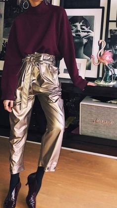 Metallic Outfit Ideas, Fancy Trousers, Metal Skirt, Metallic Outfit, Outfit Pantalon, Metallic Pants, Shiny Pants, Purple Top